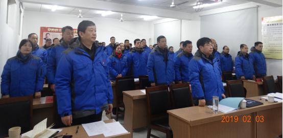 全体起立 奏唱国歌